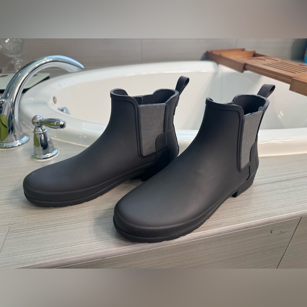 Hunter Chelsea rain boots 8 women’s grey
